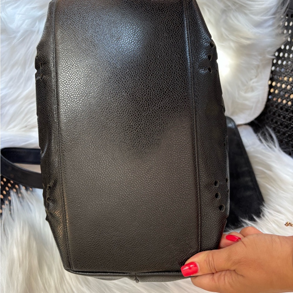 Authentic CHANEL perforated bucket black leather with pouch - Picture 14 of 15
